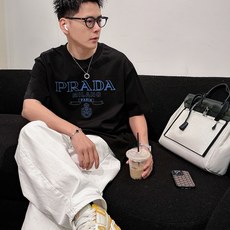普拉达#PRADA 2026春夏新款首发专柜最新款短袖圆领T恤 高端订制 设计前卫时尚!品牌logo 普拉达#PRADA 2026春夏新款首发专柜最新款短袖圆领T恤 高端订制 设计前卫时尚!品牌logo