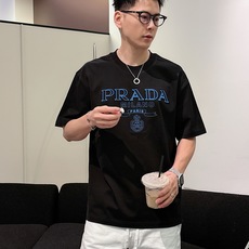 普拉达#PRADA 2026春夏新款首发专柜最新款短袖圆领T恤 高端订制 设计前卫时尚!品牌logo 普拉达#PRADA 2026春夏新款首发专柜最新款短袖圆领T恤 高端订制 设计前卫时尚!品牌logo