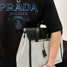 普拉达#PRADA 2026春夏新款首发专柜最新款短袖圆领T恤 高端订制 设计前卫时尚!品牌logo 普拉达#PRADA 2026春夏新款首发专柜最新款短袖圆领T恤 高端订制 设计前卫时尚!品牌logo