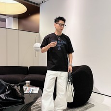 普拉达#PRADA 2026春夏新款首发专柜最新款短袖圆领T恤 高端订制 设计前卫时尚!品牌logo 普拉达#PRADA 2026春夏新款首发专柜最新款短袖圆领T恤 高端订制 设计前卫时尚!品牌logo