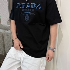 普拉达#PRADA 2026春夏新款首发专柜最新款短袖圆领T恤 高端订制 设计前卫时尚!品牌logo 普拉达#PRADA 2026春夏新款首发专柜最新款短袖圆领T恤 高端订制 设计前卫时尚!品牌logo