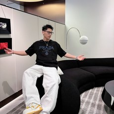 普拉达#PRADA 2026春夏新款首发专柜最新款短袖圆领T恤 高端订制 设计前卫时尚!品牌logo 普拉达#PRADA 2026春夏新款首发专柜最新款短袖圆领T恤 高端订制 设计前卫时尚!品牌logo