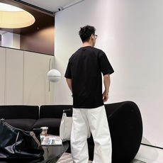 普拉达#PRADA 2026春夏新款首发专柜最新款短袖圆领T恤 高端订制 设计前卫时尚!品牌logo 普拉达#PRADA 2026春夏新款首发专柜最新款短袖圆领T恤 高端订制 设计前卫时尚!品牌logo