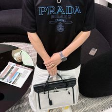 普拉达#PRADA 2026春夏新款首发专柜最新款短袖圆领T恤 高端订制 设计前卫时尚!品牌logo 普拉达#PRADA 2026春夏新款首发专柜最新款短袖圆领T恤 高端订制 设计前卫时尚!品牌logo