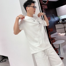 LV 2026春夏新款首发专柜最新款短袖圆领T恤 高端订制 设计前卫时尚!品牌logo重工艺设计 高 LV 2026春夏新款首发专柜最新款短袖圆领T恤 高端订制 设计前卫时尚!品牌logo重工艺设计 高
