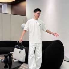 LV 2026春夏新款首发专柜最新款短袖圆领T恤 高端订制 设计前卫时尚!品牌logo重工艺设计 高 LV 2026春夏新款首发专柜最新款短袖圆领T恤 高端订制 设计前卫时尚!品牌logo重工艺设计 高
