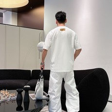 LV 2026春夏新款首发专柜最新款短袖圆领T恤 高端订制 设计前卫时尚!品牌logo重工艺设计 高 LV 2026春夏新款首发专柜最新款短袖圆领T恤 高端订制 设计前卫时尚!品牌logo重工艺设计 高