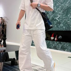 LV 2026春夏新款首发专柜最新款短袖圆领T恤 高端订制 设计前卫时尚!品牌logo重工艺设计 高 LV 2026春夏新款首发专柜最新款短袖圆领T恤 高端订制 设计前卫时尚!品牌logo重工艺设计 高