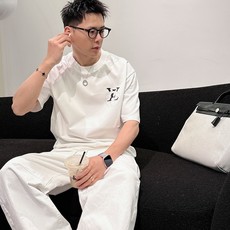 LV 2026春夏新款首发专柜最新款短袖圆领T恤 高端订制 设计前卫时尚!品牌logo重工艺设计 高 LV 2026春夏新款首发专柜最新款短袖圆领T恤 高端订制 设计前卫时尚!品牌logo重工艺设计 高