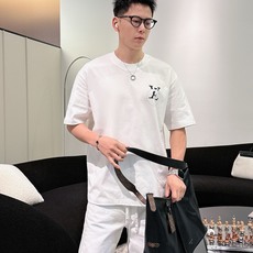 LV 2026春夏新款首发专柜最新款短袖圆领T恤 高端订制 设计前卫时尚!品牌logo重工艺设计 高 LV 2026春夏新款首发专柜最新款短袖圆领T恤 高端订制 设计前卫时尚!品牌logo重工艺设计 高