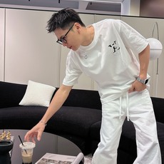 LV 2026春夏新款首发专柜最新款短袖圆领T恤 高端订制 设计前卫时尚!品牌logo重工艺设计 高 LV 2026春夏新款首发专柜最新款短袖圆领T恤 高端订制 设计前卫时尚!品牌logo重工艺设计 高