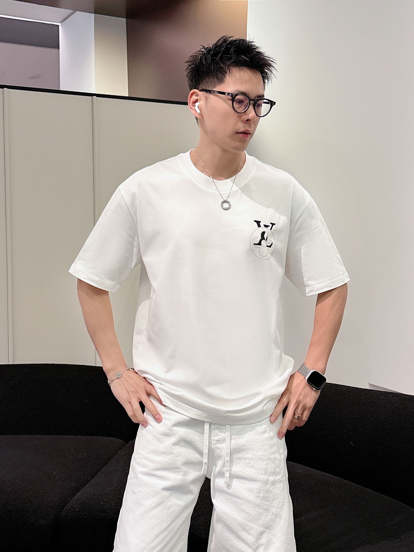 LV   2026春夏新款首发专柜最新款短袖圆领T恤 高端订制 设计前卫时尚！品牌logo重工艺设计 高