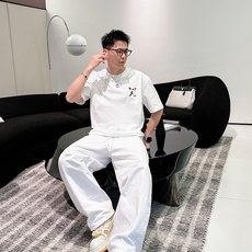 LV 2026春夏新款首发专柜最新款短袖圆领T恤 高端订制 设计前卫时尚!品牌logo重工艺设计 高 LV 2026春夏新款首发专柜最新款短袖圆领T恤 高端订制 设计前卫时尚!品牌logo重工艺设计 高