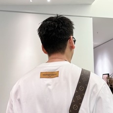 LV 2026春夏新款首发专柜最新款短袖圆领T恤 高端订制 设计前卫时尚!品牌logo重工艺设计 高 LV 2026春夏新款首发专柜最新款短袖圆领T恤 高端订制 设计前卫时尚!品牌logo重工艺设计 高