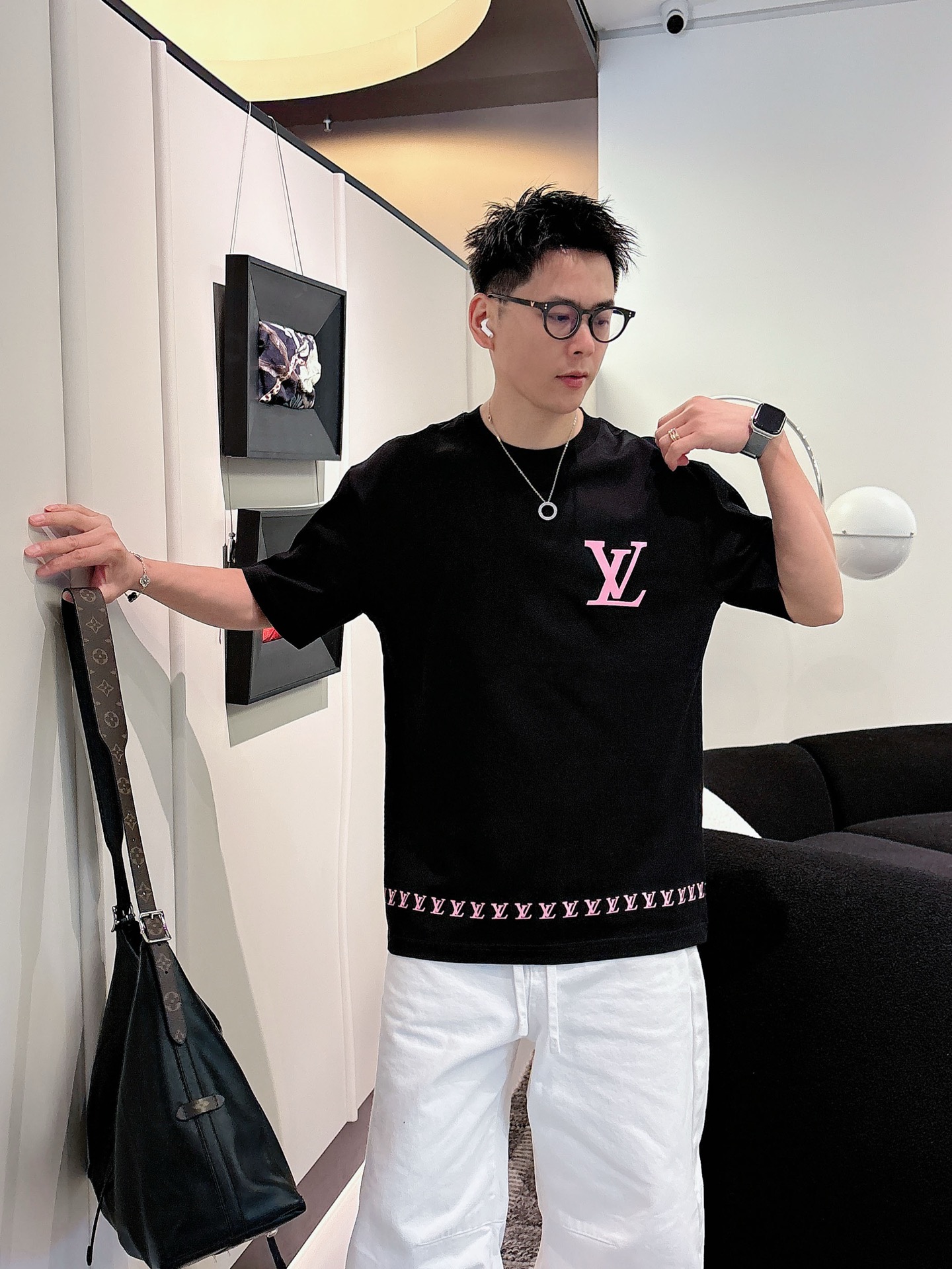 LV   2026春夏新款首发专柜最新款短袖圆领T恤 高端订制 设计前卫时尚！品牌logo重工艺设计 高