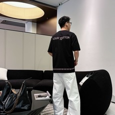 LV 2026春夏新款首发专柜最新款短袖圆领T恤 高端订制 设计前卫时尚!品牌logo重工艺设计 高 LV 2026春夏新款首发专柜最新款短袖圆领T恤 高端订制 设计前卫时尚!品牌logo重工艺设计 高