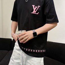 LV 2026春夏新款首发专柜最新款短袖圆领T恤 高端订制 设计前卫时尚!品牌logo重工艺设计 高 LV 2026春夏新款首发专柜最新款短袖圆领T恤 高端订制 设计前卫时尚!品牌logo重工艺设计 高