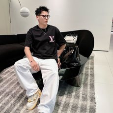 LV 2026春夏新款首发专柜最新款短袖圆领T恤 高端订制 设计前卫时尚!品牌logo重工艺设计 高 LV 2026春夏新款首发专柜最新款短袖圆领T恤 高端订制 设计前卫时尚!品牌logo重工艺设计 高