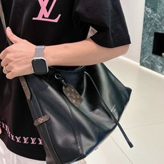 LV 2026春夏新款首发专柜最新款短袖圆领T恤 高端订制 设计前卫时尚!品牌logo重工艺设计 高 LV 2026春夏新款首发专柜最新款短袖圆领T恤 高端订制 设计前卫时尚!品牌logo重工艺设计 高