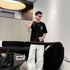 LV 2026春夏新款首发专柜最新款短袖圆领T恤 高端订制 设计前卫时尚!品牌logo重工艺设计 高 LV 2026春夏新款首发专柜最新款短袖圆领T恤 高端订制 设计前卫时尚!品牌logo重工艺设计 高