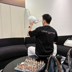 LV 2026春夏新款首发专柜最新款短袖圆领T恤 高端订制 设计前卫时尚!品牌logo重工艺设计 高 LV 2026春夏新款首发专柜最新款短袖圆领T恤 高端订制 设计前卫时尚!品牌logo重工艺设计 高