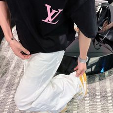 LV 2026春夏新款首发专柜最新款短袖圆领T恤 高端订制 设计前卫时尚!品牌logo重工艺设计 高 LV 2026春夏新款首发专柜最新款短袖圆领T恤 高端订制 设计前卫时尚!品牌logo重工艺设计 高