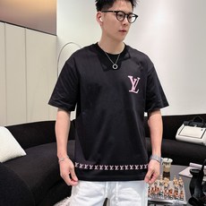 LV 2026春夏新款首发专柜最新款短袖圆领T恤 高端订制 设计前卫时尚!品牌logo重工艺设计 高 LV 2026春夏新款首发专柜最新款短袖圆领T恤 高端订制 设计前卫时尚!品牌logo重工艺设计 高