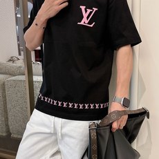 LV 2026春夏新款首发专柜最新款短袖圆领T恤 高端订制 设计前卫时尚!品牌logo重工艺设计 高 LV 2026春夏新款首发专柜最新款短袖圆领T恤 高端订制 设计前卫时尚!品牌logo重工艺设计 高