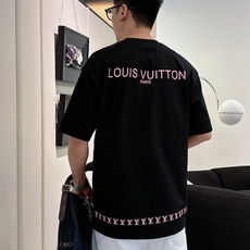 LV 2026春夏新款首发专柜最新款短袖圆领T恤 高端订制 设计前卫时尚!品牌logo重工艺设计 高 LV 2026春夏新款首发专柜最新款短袖圆领T恤 高端订制 设计前卫时尚!品牌logo重工艺设计 高