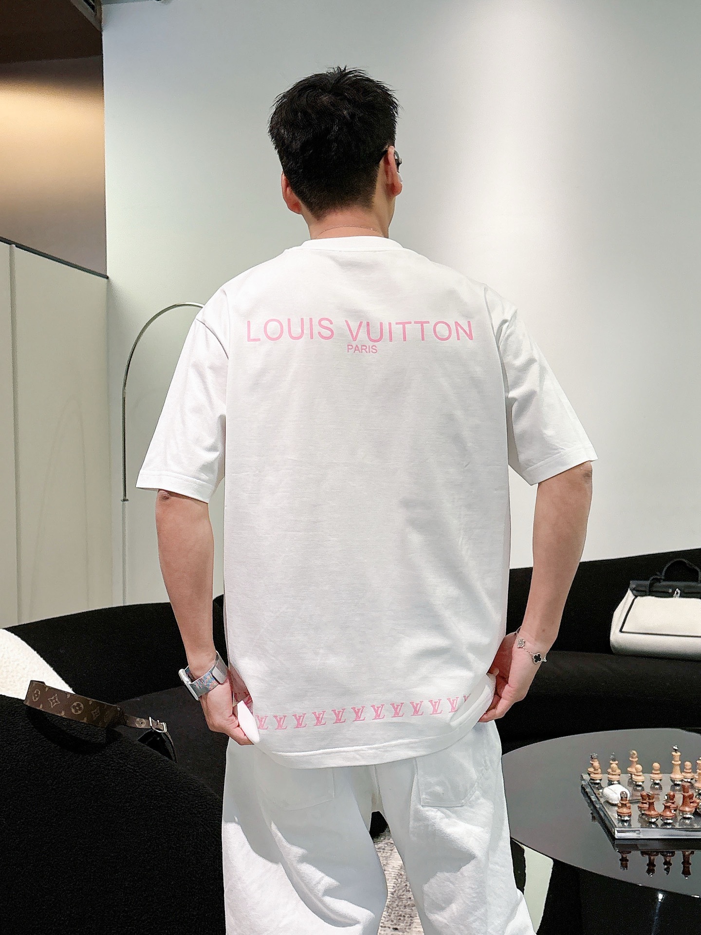 LV   2026春夏新款首发专柜最新款短袖圆领T恤 高端订制 设计前卫时尚！品牌logo重工艺设计 高