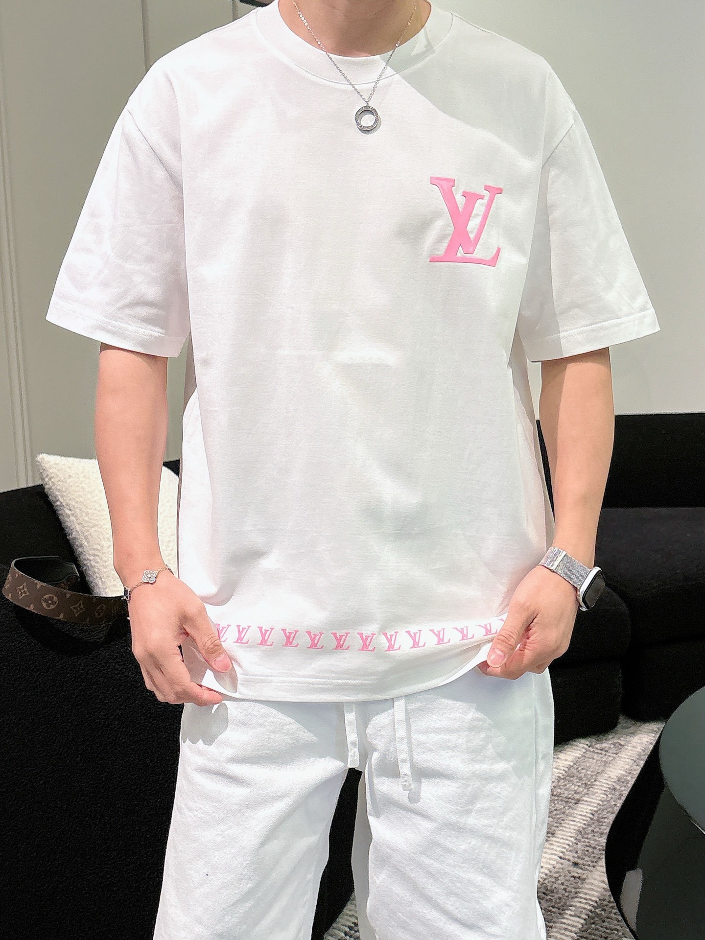 LV   2026春夏新款首发专柜最新款短袖圆领T恤 高端订制 设计前卫时尚！品牌logo重工艺设计 高