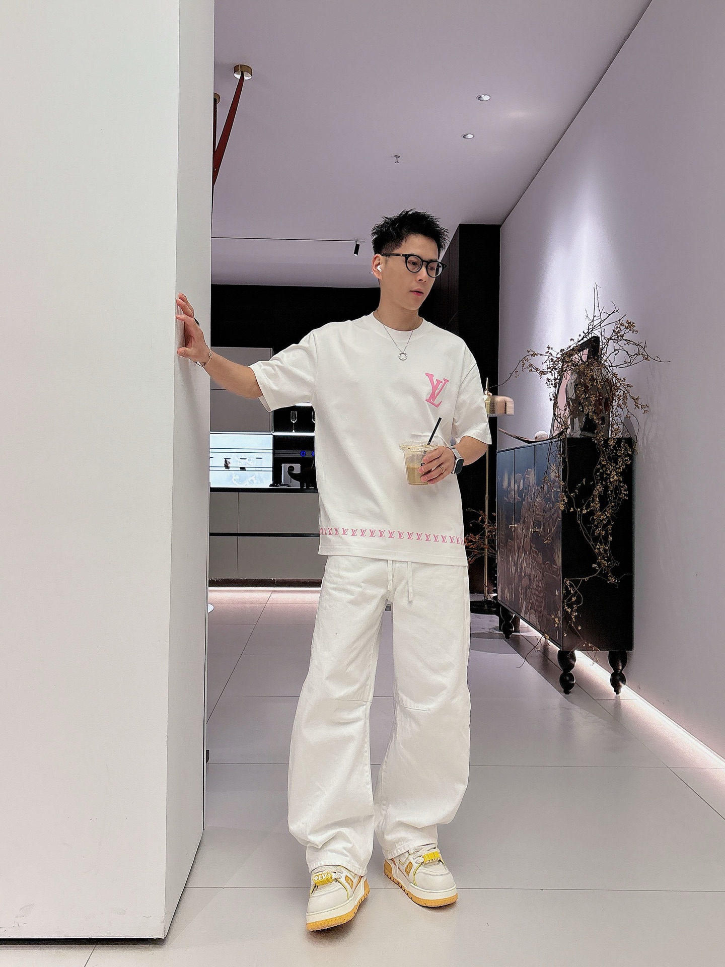 LV   2026春夏新款首发专柜最新款短袖圆领T恤 高端订制 设计前卫时尚！品牌logo重工艺设计 高
