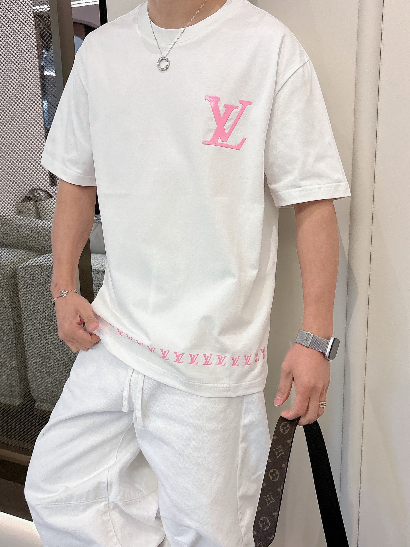 LV   2026春夏新款首发专柜最新款短袖圆领T恤 高端订制 设计前卫时尚！品牌logo重工艺设计 高
