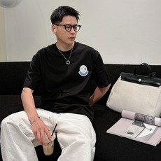 蒙口#MONCLER 2026春夏新款首发专柜最新款短袖圆领T恤 高端订制 设计前卫时尚!品牌log 蒙口#MONCLER 2026春夏新款首发专柜最新款短袖圆领T恤 高端订制 设计前卫时尚!品牌log