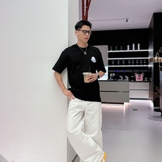 蒙口#MONCLER 2026春夏新款首发专柜最新款短袖圆领T恤 高端订制 设计前卫时尚!品牌log 蒙口#MONCLER 2026春夏新款首发专柜最新款短袖圆领T恤 高端订制 设计前卫时尚!品牌log