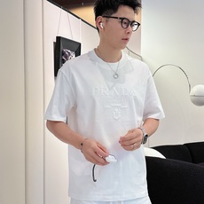 普拉达#PRADA 2026春夏新款首发专柜最新款短袖圆领T恤 高端订制 设计前卫时尚!品牌logo 普拉达#PRADA 2026春夏新款首发专柜最新款短袖圆领T恤 高端订制 设计前卫时尚!品牌logo
