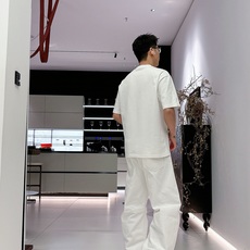 普拉达#PRADA 2026春夏新款首发专柜最新款短袖圆领T恤 高端订制 设计前卫时尚!品牌logo 普拉达#PRADA 2026春夏新款首发专柜最新款短袖圆领T恤 高端订制 设计前卫时尚!品牌logo