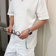 普拉达#PRADA 2026春夏新款首发专柜最新款短袖圆领T恤 高端订制 设计前卫时尚!品牌logo 普拉达#PRADA 2026春夏新款首发专柜最新款短袖圆领T恤 高端订制 设计前卫时尚!品牌logo