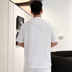 普拉达#PRADA 2026春夏新款首发专柜最新款短袖圆领T恤 高端订制 设计前卫时尚!品牌logo 普拉达#PRADA 2026春夏新款首发专柜最新款短袖圆领T恤 高端订制 设计前卫时尚!品牌logo