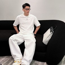 普拉达#PRADA 2026春夏新款首发专柜最新款短袖圆领T恤 高端订制 设计前卫时尚!品牌logo 普拉达#PRADA 2026春夏新款首发专柜最新款短袖圆领T恤 高端订制 设计前卫时尚!品牌logo