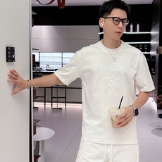 普拉达#PRADA 2026春夏新款首发专柜最新款短袖圆领T恤 高端订制 设计前卫时尚!品牌logo 普拉达#PRADA 2026春夏新款首发专柜最新款短袖圆领T恤 高端订制 设计前卫时尚!品牌logo