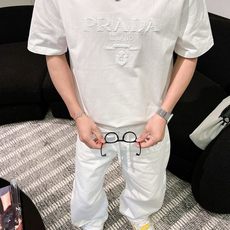 普拉达#PRADA 2026春夏新款首发专柜最新款短袖圆领T恤 高端订制 设计前卫时尚!品牌logo 普拉达#PRADA 2026春夏新款首发专柜最新款短袖圆领T恤 高端订制 设计前卫时尚!品牌logo