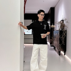 芬迪#FENDI 2026春夏新款首发专柜最新款短袖圆领T恤 高端订制 设计前卫时尚!品牌logo重 芬迪#FENDI 2026春夏新款首发专柜最新款短袖圆领T恤 高端订制 设计前卫时尚!品牌logo重