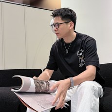 芬迪#FENDI 2026春夏新款首发专柜最新款短袖圆领T恤 高端订制 设计前卫时尚!品牌logo重 芬迪#FENDI 2026春夏新款首发专柜最新款短袖圆领T恤 高端订制 设计前卫时尚!品牌logo重
