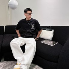 芬迪#FENDI 2026春夏新款首发专柜最新款短袖圆领T恤 高端订制 设计前卫时尚!品牌logo重 芬迪#FENDI 2026春夏新款首发专柜最新款短袖圆领T恤 高端订制 设计前卫时尚!品牌logo重