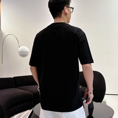 芬迪#FENDI 2026春夏新款首发专柜最新款短袖圆领T恤 高端订制 设计前卫时尚!品牌logo重 芬迪#FENDI 2026春夏新款首发专柜最新款短袖圆领T恤 高端订制 设计前卫时尚!品牌logo重