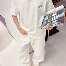 迪奥#DIOR 2026春夏新款首发专柜最新款短袖圆领T恤 高端订制 设计前卫时尚!品牌logo重工 迪奥#DIOR 2026春夏新款首发专柜最新款短袖圆领T恤 高端订制 设计前卫时尚!品牌logo重工