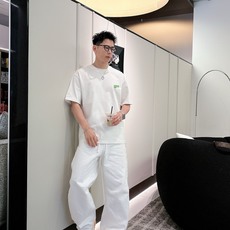 迪奥#DIOR 2026春夏新款首发专柜最新款短袖圆领T恤 高端订制 设计前卫时尚!品牌logo重工 迪奥#DIOR 2026春夏新款首发专柜最新款短袖圆领T恤 高端订制 设计前卫时尚!品牌logo重工