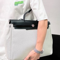 迪奥#DIOR 2026春夏新款首发专柜最新款短袖圆领T恤 高端订制 设计前卫时尚!品牌logo重工 迪奥#DIOR 2026春夏新款首发专柜最新款短袖圆领T恤 高端订制 设计前卫时尚!品牌logo重工