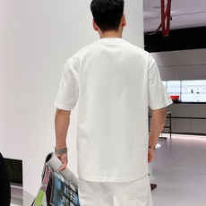 迪奥#DIOR 2026春夏新款首发专柜最新款短袖圆领T恤 高端订制 设计前卫时尚!品牌logo重工 迪奥#DIOR 2026春夏新款首发专柜最新款短袖圆领T恤 高端订制 设计前卫时尚!品牌logo重工
